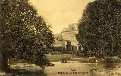 15939 Gezicht op de vijver in het park van Slot Zeist te Zeist uit het zuidwesten; met op de achtergrond de achtergevel ...